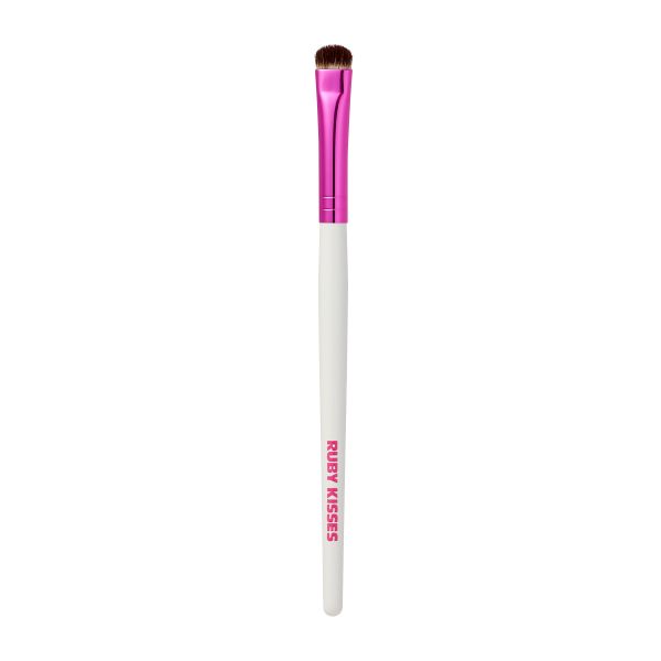 Ruby Kisses C-Curve Eyeshadow Brush